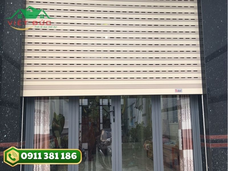 Cửa cuốn dùng kết hợp với cửa nhôm