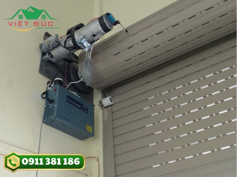 Cửa cuốn dùng motor