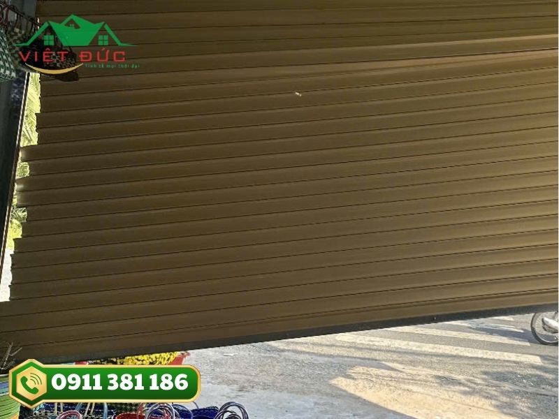 Cửa cuốn bị bung lô tại Bến Tre – cần sửa chữa khẩn cấp