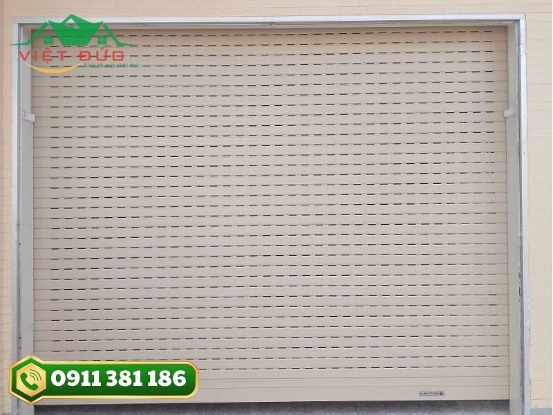 Cửa cuốn khe thoáng công nghệ Đức TitaDoor PM503 lắp đặt tại showroom Vĩnh Long