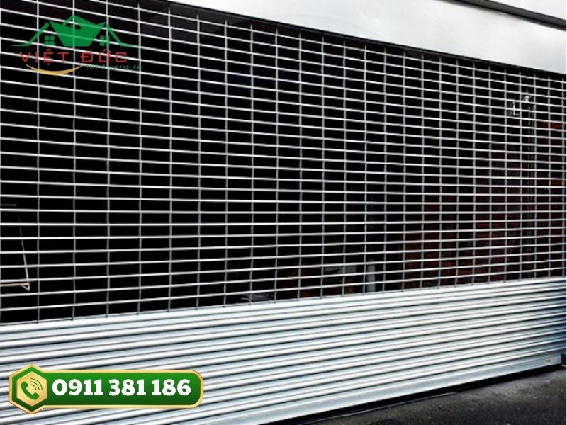 Cửa cuốn lưới song ngang inox lắp tại ngân hàng showroom TP Vĩnh Long