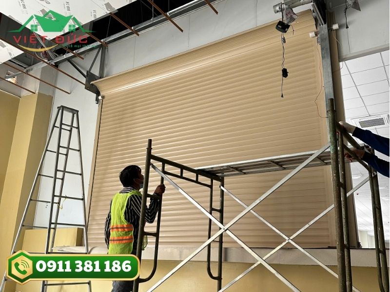Thi công lắp đặt cửa cuốn tại Vĩnh Long – đội thợ Cửa Việt Đức hoàn thiện chuẩn kỹ thuật