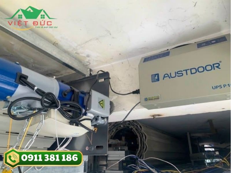 Lắp motor và bình lưu điện cửa cuốn
